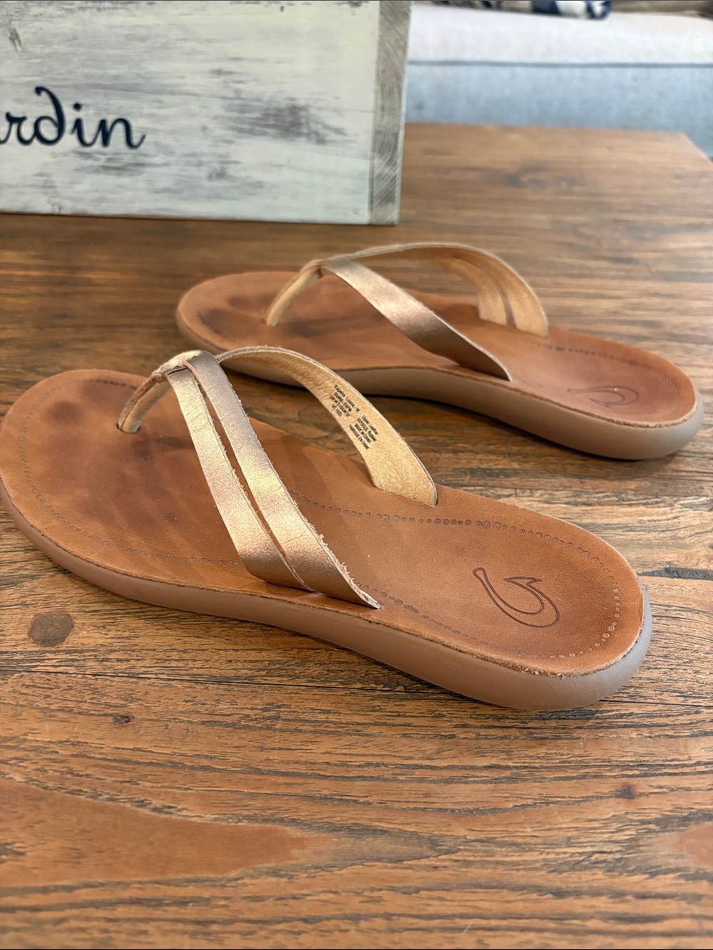 OluKai Women's Metallic Gold Leather Thong Sandals - Picture 2 of 5